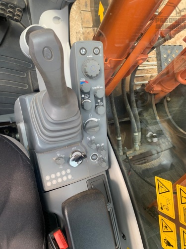 Гусеничный экскаватор Hitachi ZX210 купить в компании Рабочие Машины