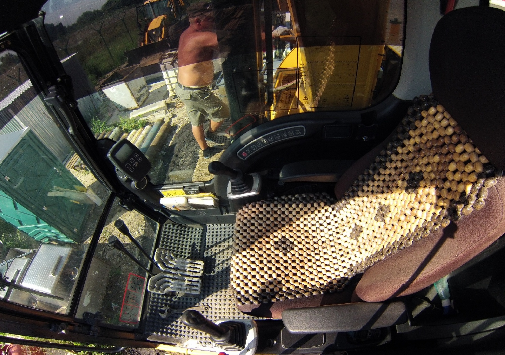 Гусеничный экскаватор JCB JS 220S купить в компании Рабочие Машины
