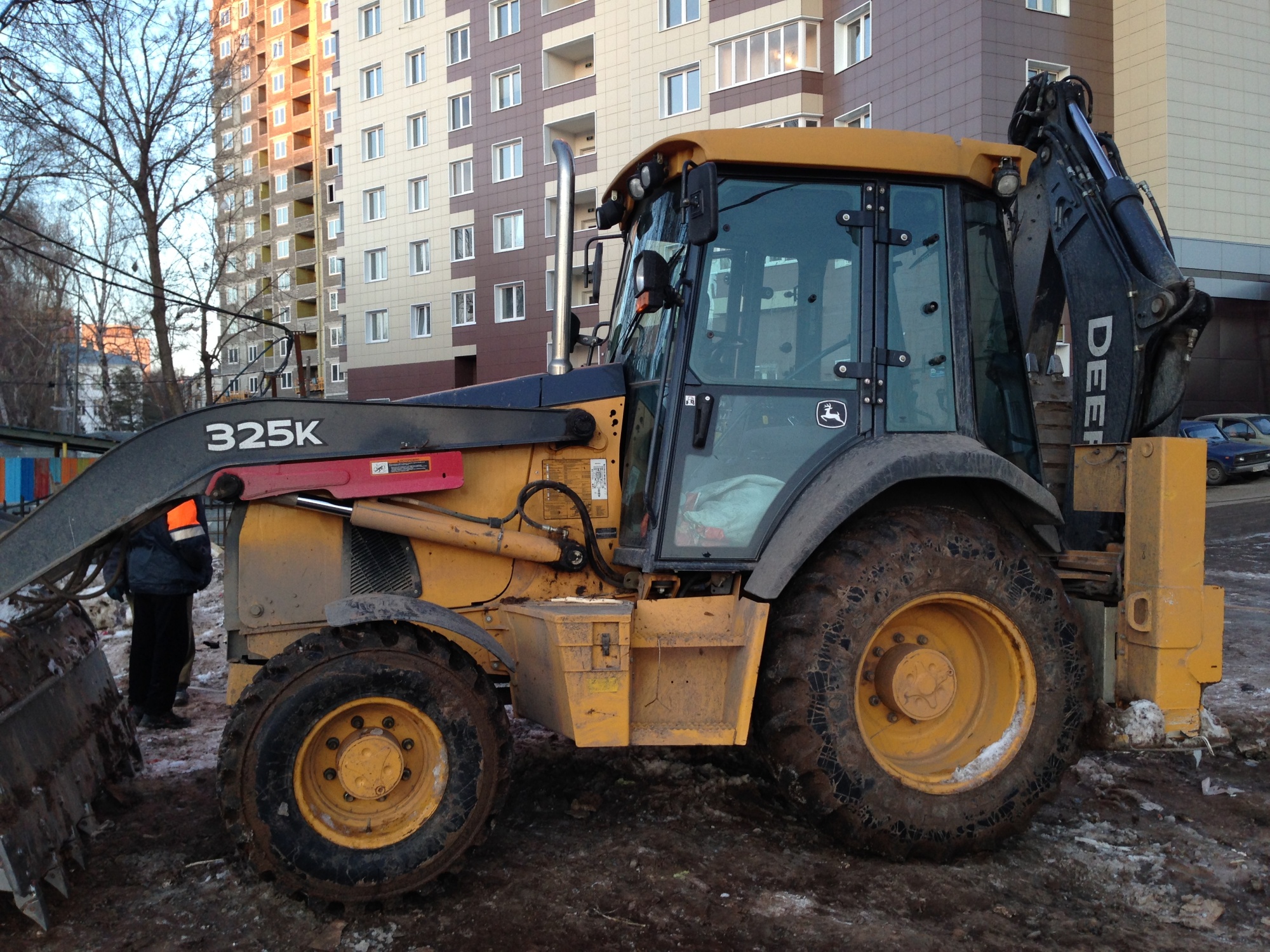 экскаватор-погрузчик John Deere 325K купить в компании Рабочие Машины