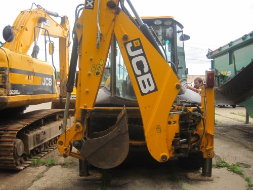 Экскаватор-погрузчик JCB 4CX купить в компании Рабочие Машины