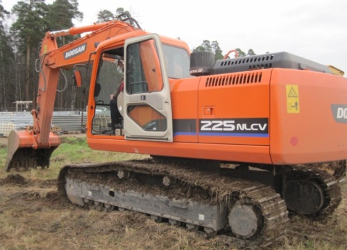 Экскаватор гусеничный Doosan 225NLC купить в компании Рабочие Машины