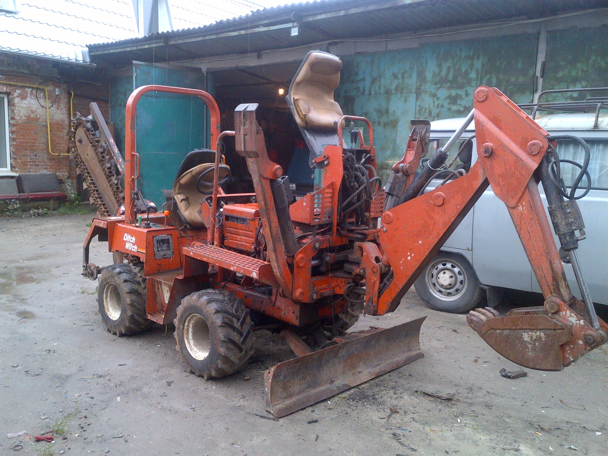 Траншейный экскаватор (Траншеекопатель) DITCH WITCH 3700 DD купить в компании Рабочие Машины