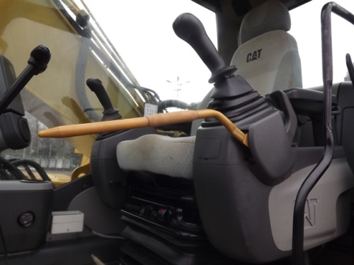 Экскаватор гусеничный Caterpillar 323 DL купить в компании Рабочие Машины