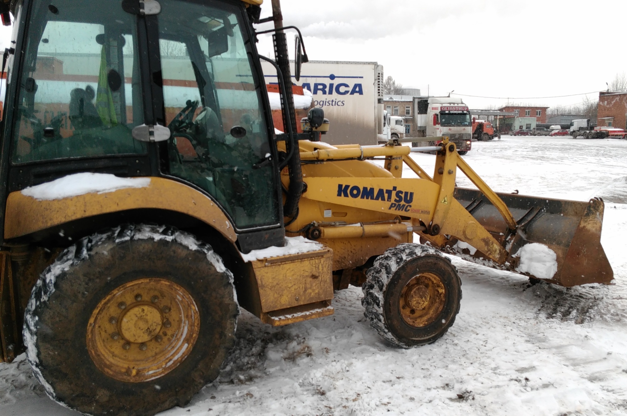Экскаватор-погрузчик KOMATSU WB146-5 купить в компании Рабочие Машины