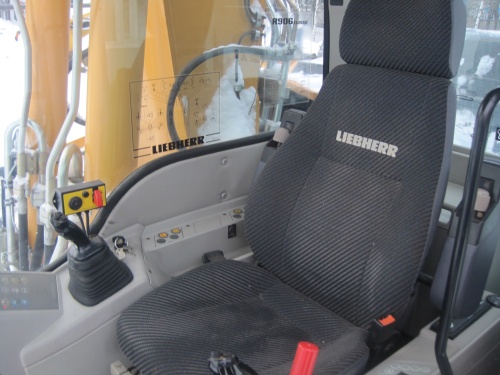 Экскаватор гусеничный Liebherr 906 купить в компании Рабочие Машины