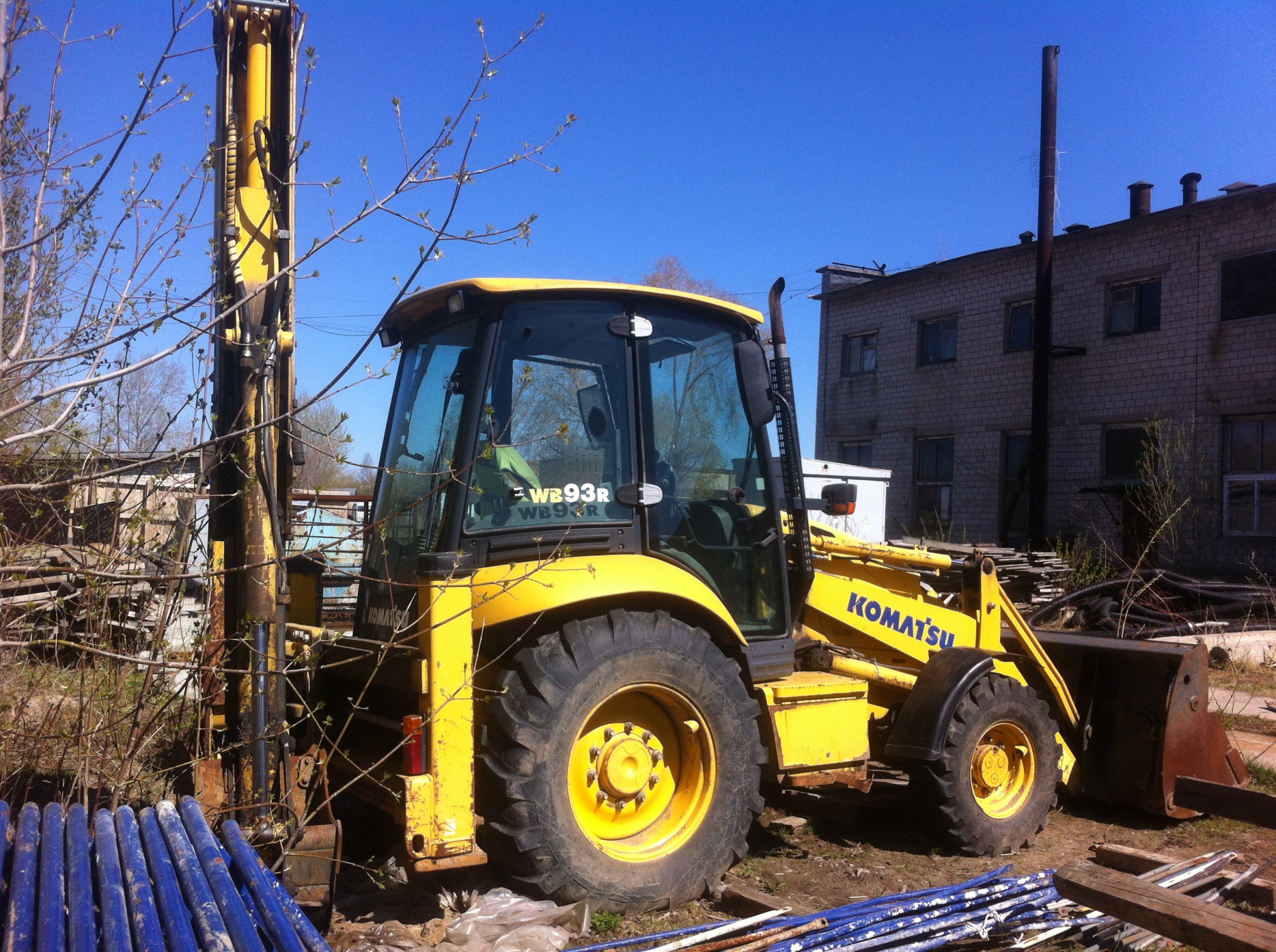 Экскаватор-погрузчик Komatsu WB93R купить в компании Рабочие Машины