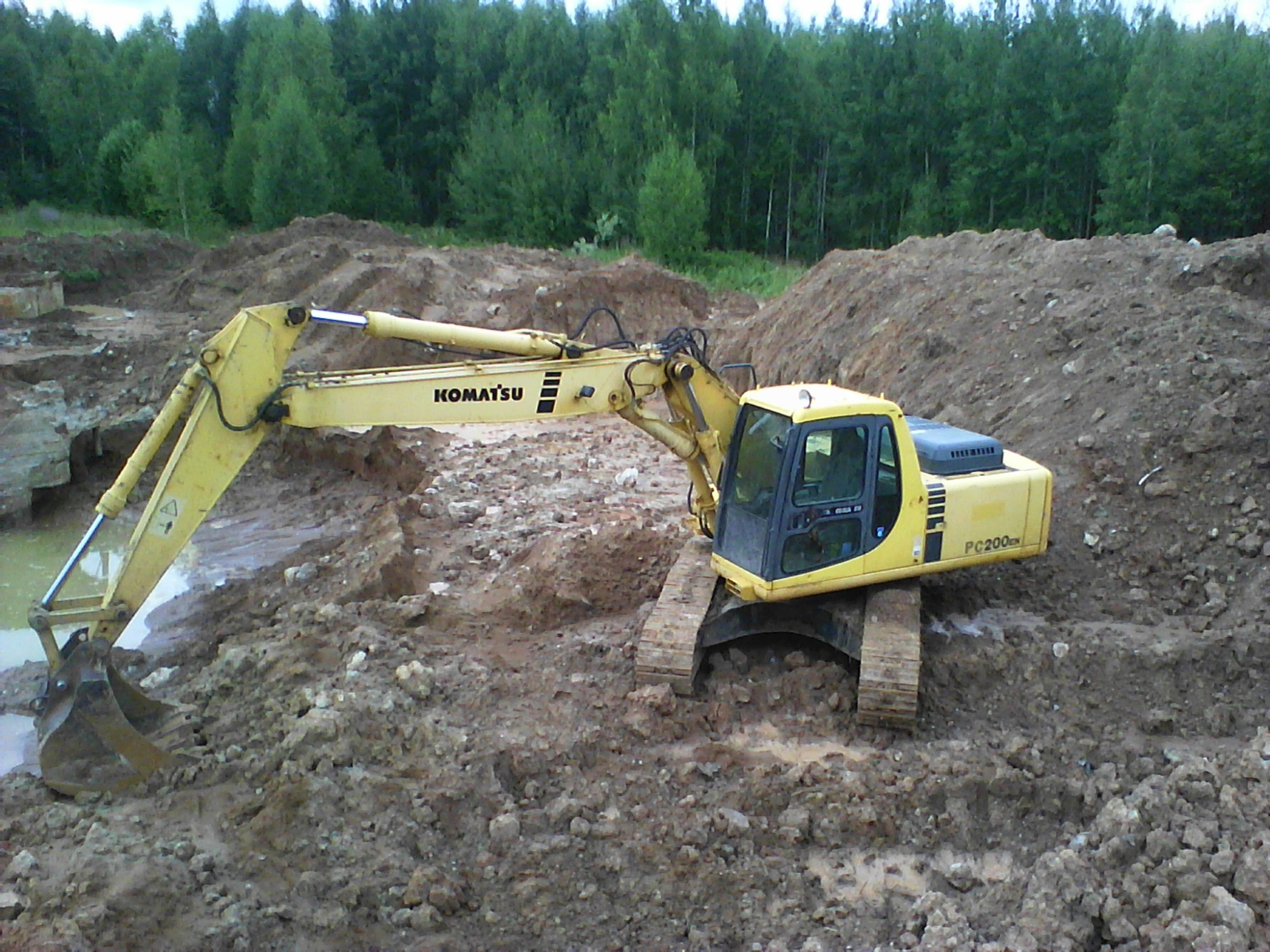 экскаватор гусеничный Komatsu PC200 купить в компании Рабочие Машины