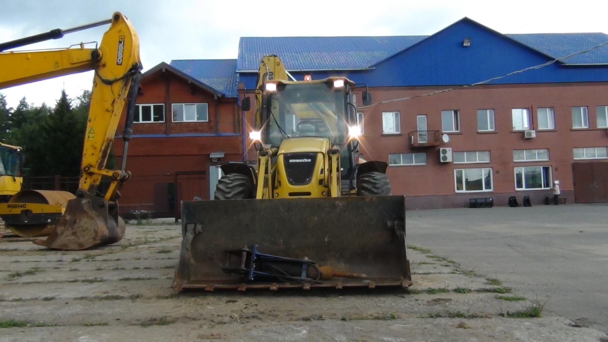 Экскаватор - погрузчик KOMATSU WB93S-5 купить в компании Рабочие Машины