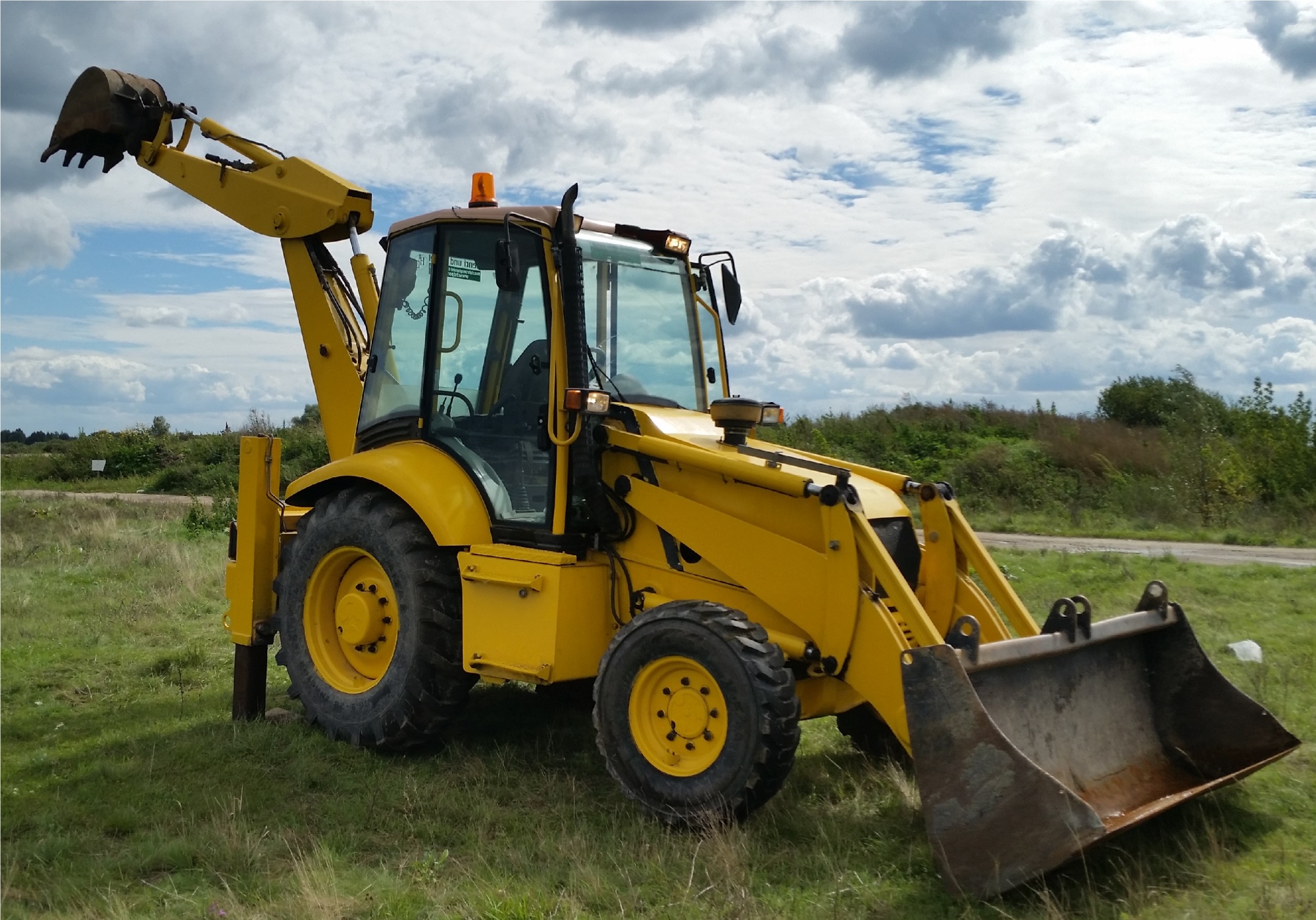 Экскаватор - погрузчик KOMATSU WB91R-2 купить в компании Рабочие Машины