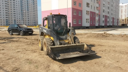 Мини-погрузчик John Deere 328 купить в компании Рабочие Машины