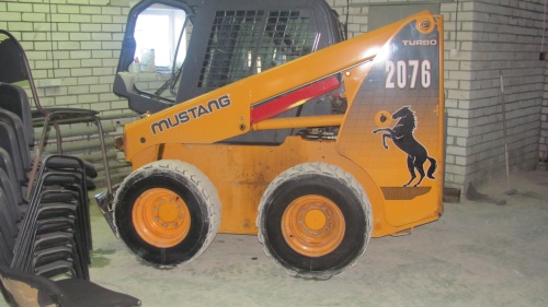 Мини-погрузчик MUSTANG 2076 купить в компании Рабочие Машины